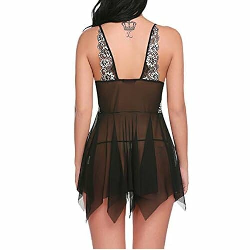 Mujer con vestido de lencería negra y encaje.