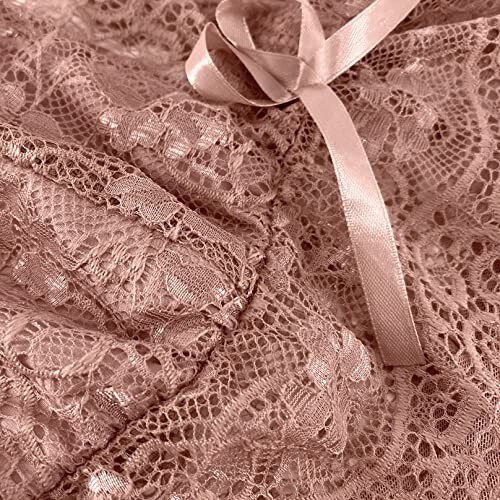 Tela de encaje rosa con lazo.
