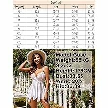 Tabla de tallas de vestido blanco con modelo al aire libre.