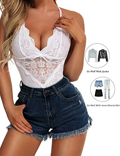 Mujer vistiendo un body de encaje blanco y shorts de mezclilla.