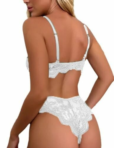 Mujer vistiendo lencería blanca de encaje vista desde atrás.