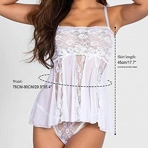 Mujer con lencería blanca de encaje, medidas de longitud de falda y cintura.